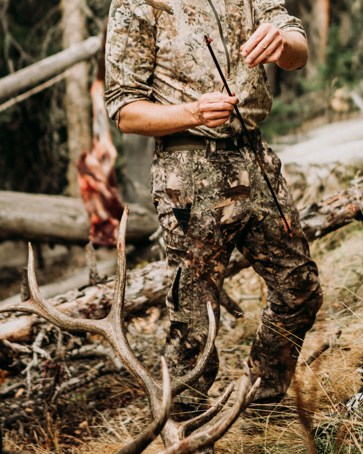 Men's Lightweight Camouflage Hunting Pants with Articulated Knees and Cargo Pockets