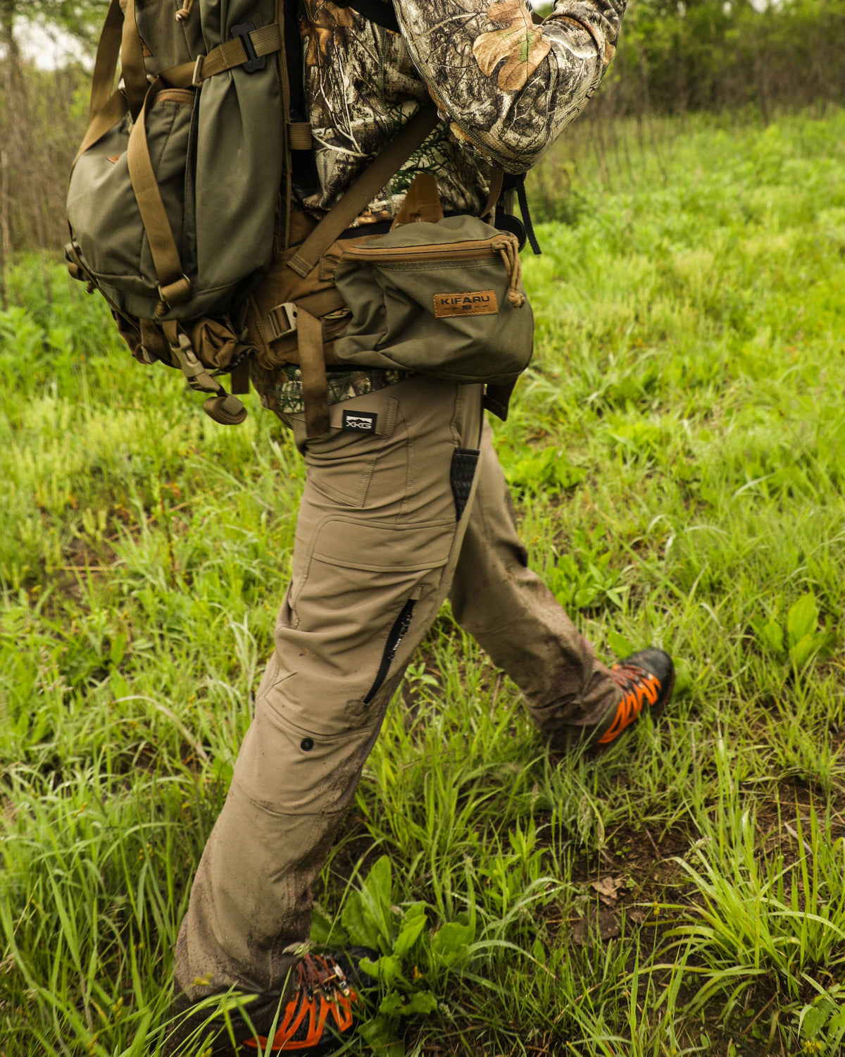 Men's Lightweight Camouflage Hunting Pants with Articulated Knees and Cargo Pockets