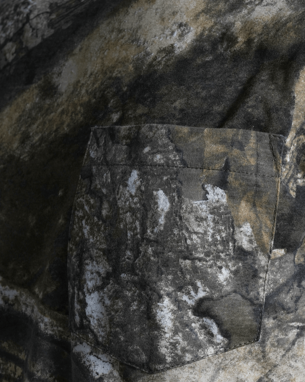 Men's Camouflage Cotton Blend Short Sleeve Pocket Tee with Crew Neck