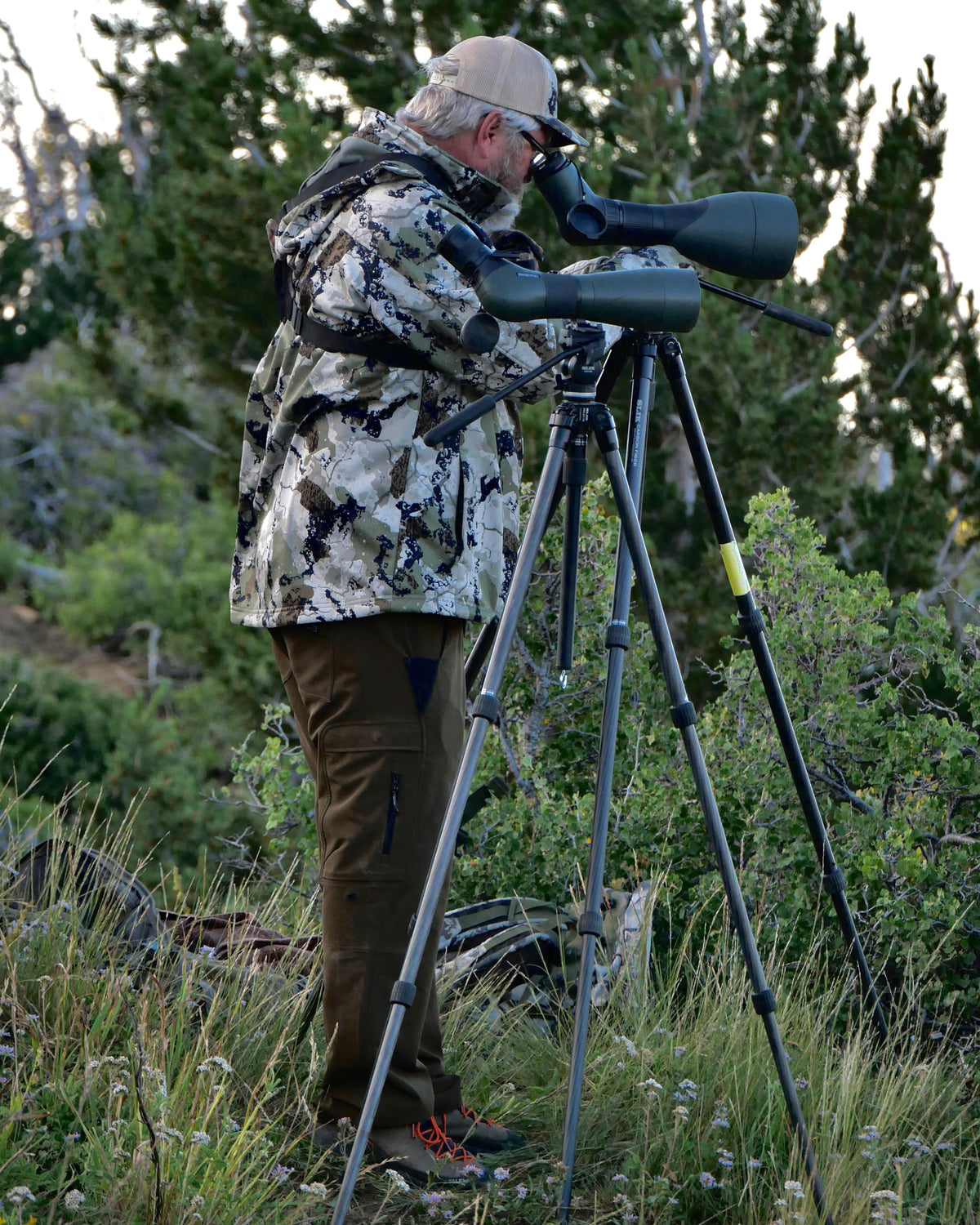 Men's Lightweight Camouflage Hunting Pants with Articulated Knees and Cargo Pockets
