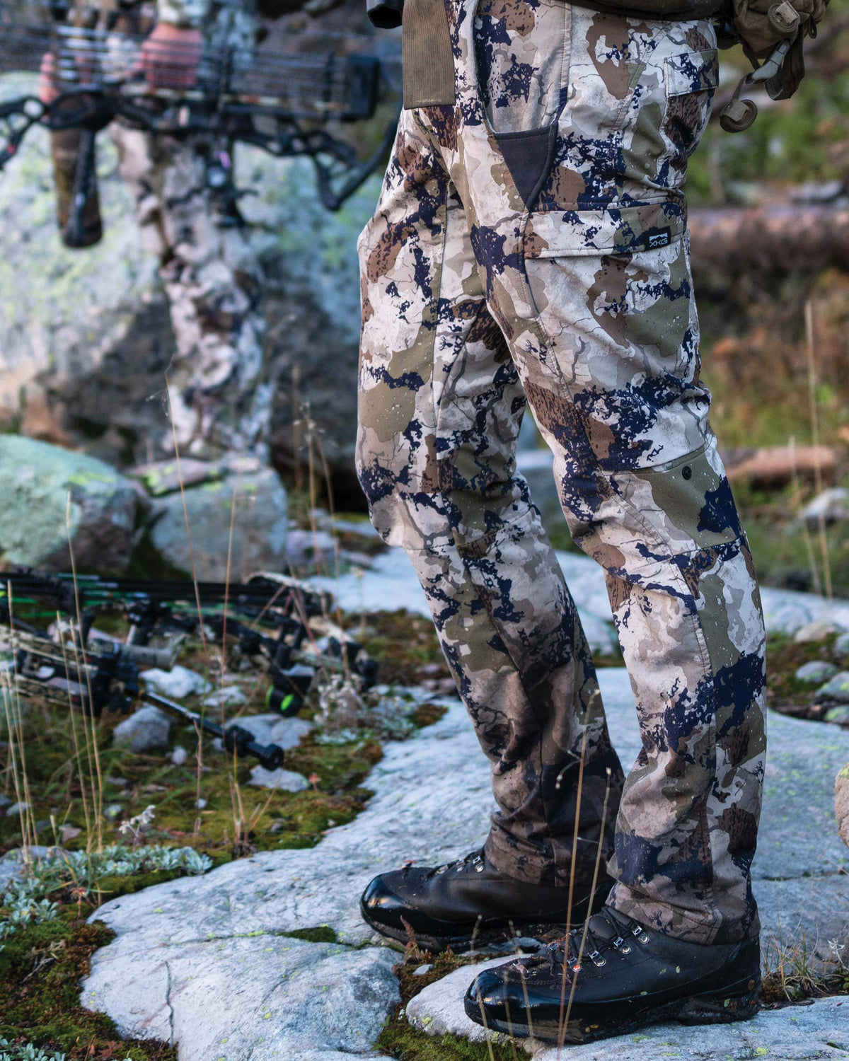 Men's Lightweight Camouflage Hunting Pants with Articulated Knees and Cargo Pockets
